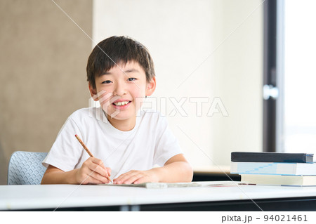 勉強をする小学3年生　小学4年生　夏期講習　テスト　 94021461