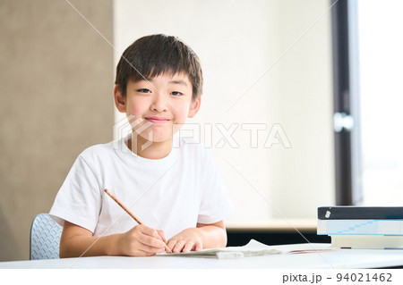 勉強をする小学3年生 小学4年生 夏期講習 テスト 勉強をする小学3年生 小学4年生 夏期講習 テスト 94021462