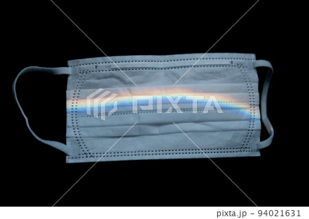 マスクに虹　コロナ禍の希望 94021631