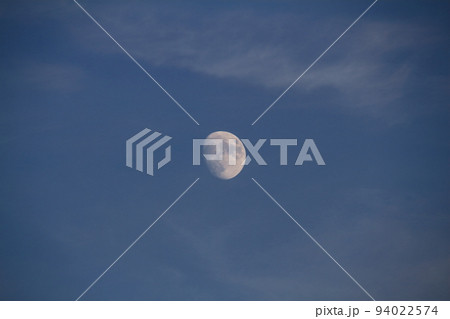 秋の夕暮れ 青空に浮かぶ月 秋の夕暮れ 青空に浮かぶ月 94022574