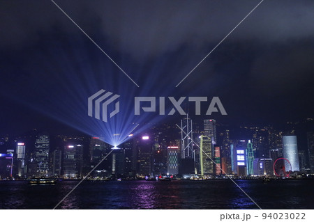 シンフォニーオブライツ。九龍半島から香港島を望むビクトリア湾の夜景 シンフォニーオブライツ。九龍半島から香港島を望むビクトリア湾の夜景 94023022