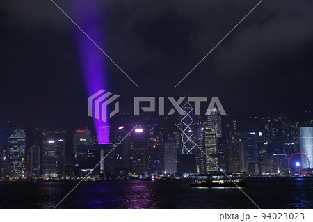 シンフォニーオブライツ。九龍半島から香港島を望むビクトリア湾の夜景 94023023