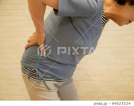 高齢女性の腰の痛み 94023524