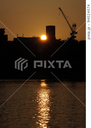 ビルに沈む夕日 94024074