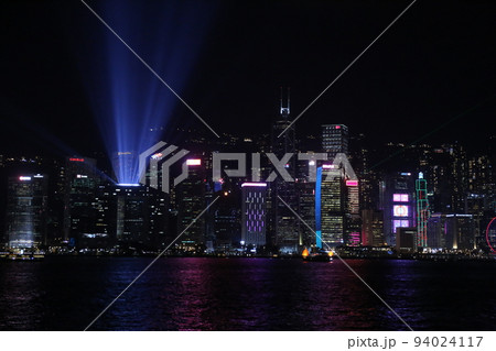 シンフォニーオブライツ。九龍半島から香港島を望むビクトリア湾の夜景 シンフォニーオブライツ。九龍半島から香港島を望むビクトリア湾の夜景 94024117