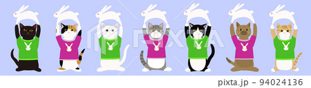 卯年のTシャツを着たウサギを掲げてもつ可愛い七匹の猫 94024136