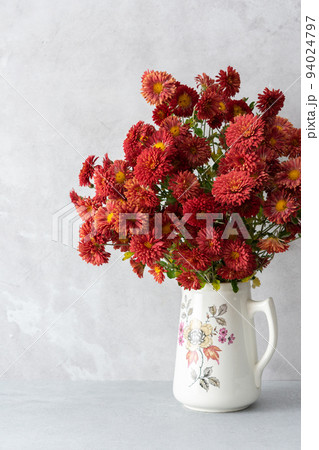 Chrysonhemum flowers in a vase on the table 94024797