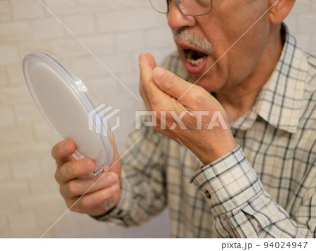 高齢男性のお口の悩み 高齢男性のお口の悩み 94024947