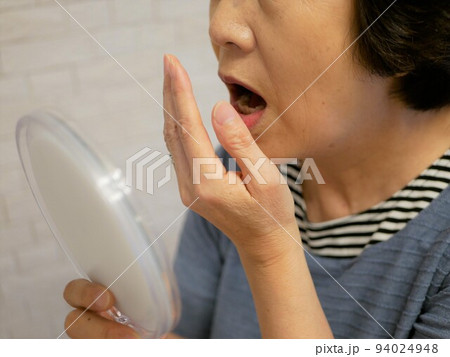 高齢女性のお口の悩み 高齢女性のお口の悩み 94024948