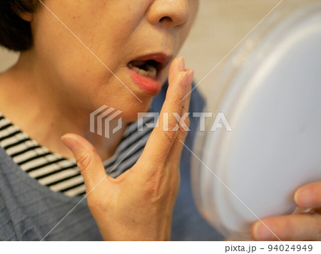 高齢女性のお口の悩み 94024949