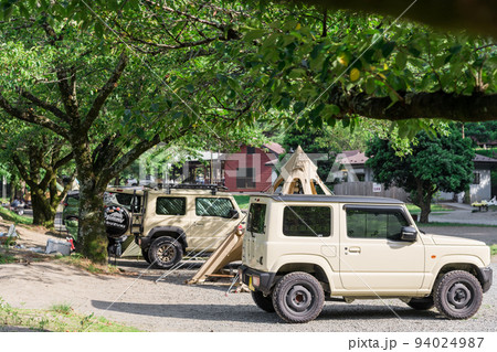 【オートキャンプ場の木陰でオートキャンプ】 94024987