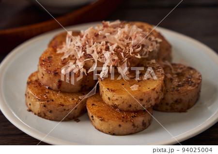 お皿に盛りつけた長芋のステーキ 94025004