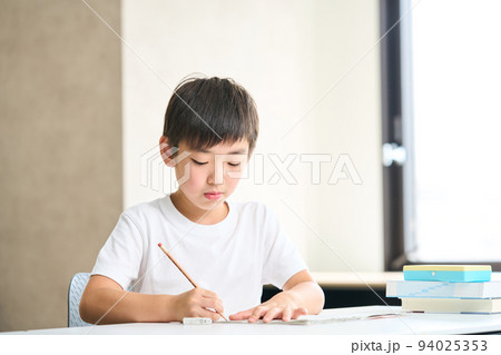 勉強をする小学3年生 小学4年生 夏期講習 テスト 勉強をする小学3年生 小学4年生 夏期講習 テスト 94025353