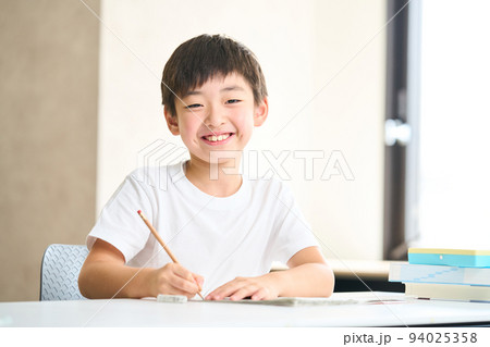 勉強をする小学3年生　小学4年生　夏期講習　テスト　 94025358