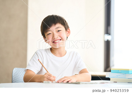 勉強をする小学3年生　小学4年生　夏期講習　テスト　 94025359