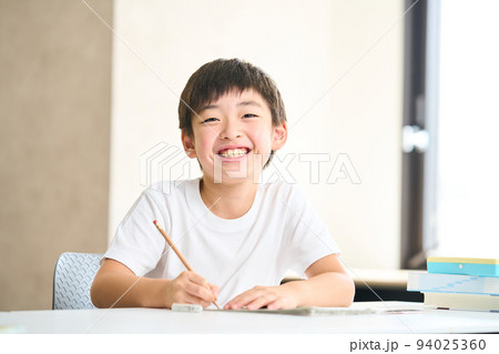 勉強をする小学3年生　小学4年生　夏期講習　テスト　 94025360