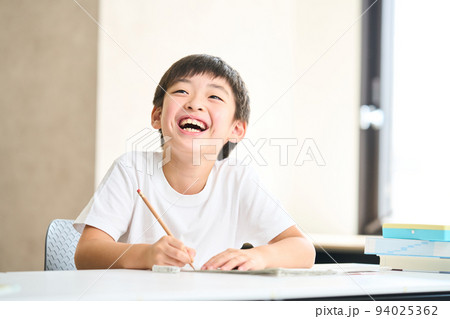 勉強をする小学3年生 小学4年生 夏期講習 テスト 勉強をする小学3年生 小学4年生 夏期講習 テスト 94025362