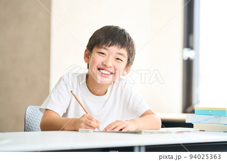 勉強をする小学3年生　小学4年生　夏期講習　テスト　 94025363