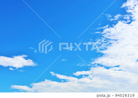 秋の青空と雲 秋の青空と雲 94026319