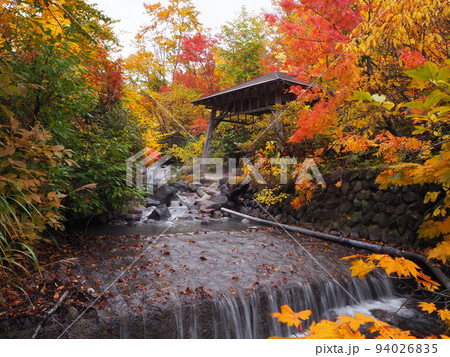 紅葉の酸ヶ湯温泉周辺　まんじゅうふかし 94026835