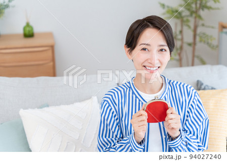 財布を持つ女性（お金・貯金・主婦） 94027240