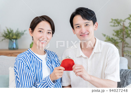 財布を持つ夫婦(お金・貯金・カップル) 財布を持つ夫婦(お金・貯金・カップル) 94027248