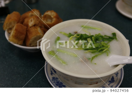 香港の広東風の粥。奥は油条と呼ばれる揚げパン 香港の広東風の粥。奥は油条と呼ばれる揚げパン 94027456