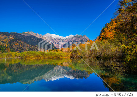 上高地の紅葉・大正池と穂高連峰【長野県】 94027728