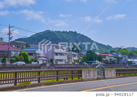 神奈川県秦野市大秦町の水無川付近から権現山(浅間山)方面を見る 94028117