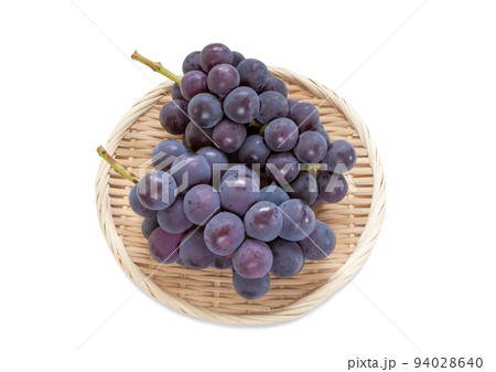 ザルに乗せた2房の種無しブドウ、ピオーネ【白背景・切り抜き】 ザルに乗せた2房の種無しブドウ、ピオーネ【白背景・切り抜き】 94028640