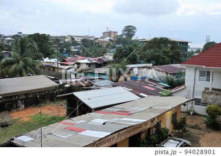 リベリア共和国の首都モンロビアのシンコー地区 94028901