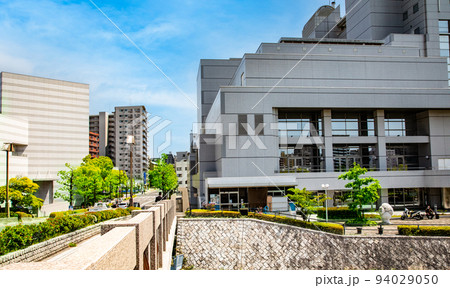 広島の市街地風景です。芸術の館アステールプラザに隣接の広島文化学園が見えます。広島県 94029050