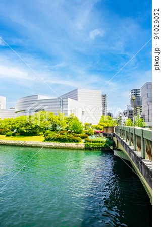 広島の市街地風景です。芸術の館アステールプラザに隣接の広島文化学園が見えます。広島県 94029052