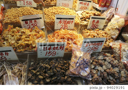 香港・徳輔道西の干し貝柱、塩干し魚などを売る店。何の料理に使うのか分からないものもある 94029191