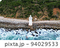 波に洗われる伊良湖岬の灯台 94029533