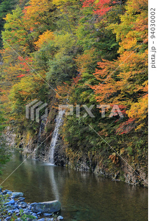 秋山郷の秋　錦秋の中津川渓谷 94030002