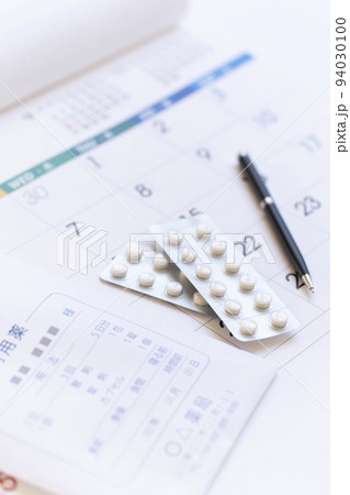 薬とカレンダー 94030100
