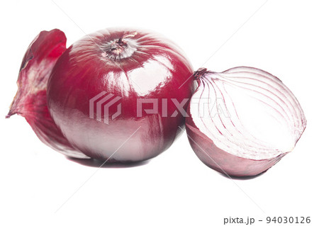 Red whole and sliced onion, isolated on white background 94030126