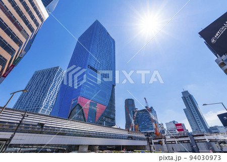 JR「渋谷」駅前の風景 / 東京メトロ銀座線のホームと「渋谷スクランブルスクエア」のビルディング 94030973