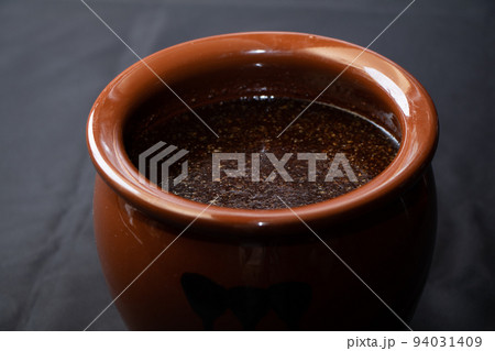 壺に入った秘伝のたれ 94031409