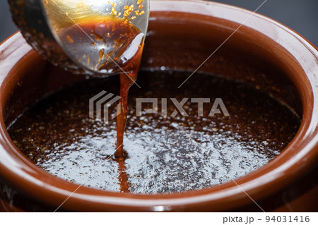タレを壺に移すイメージ 94031416