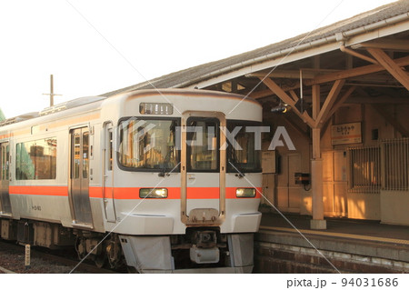 三重県を走るJR紀勢本線の高茶屋駅 94031686