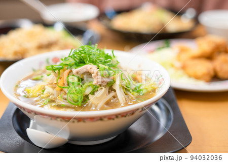 中華料理店の醤油ラーメン 94032036