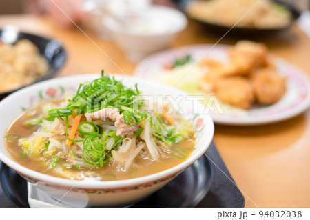 中華料理店の醤油ラーメン 94032038