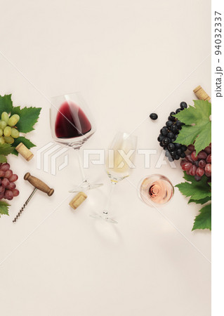 Flat-lay of red, rose and white wine in glasses on pink background 94032337
