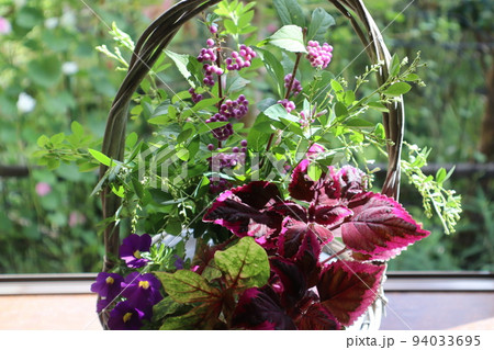 出窓に庭の花を飾る 出窓に庭の花を飾る 94033695