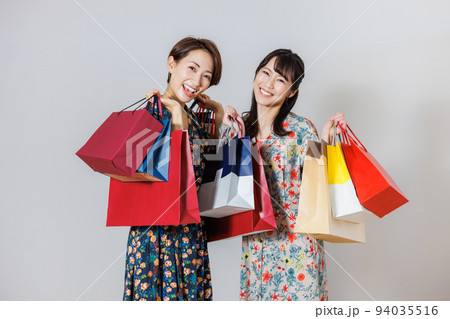 ショッピングを楽しむ女性 94035516