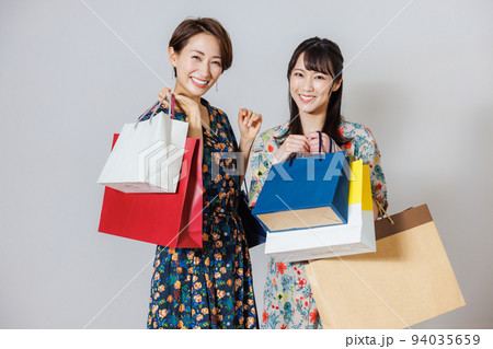 ショッピングを楽しむ女性 ショッピングを楽しむ女性 94035659