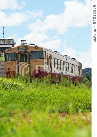 青空と田園と小湊鉄道 94035959