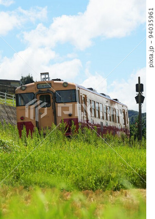 青空と田園と小湊鉄道 94035961